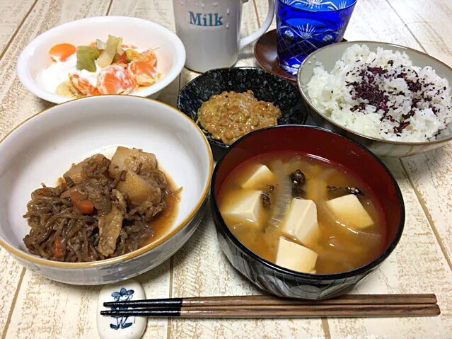 今日の男飯(＞人＜;)朝ごはんバージョン♬
肉じゃがand納豆and豆腐と玉ねぎと自然薯の味噌汁andバナナみかんヨーグルトwithピクルス♬|ひーちゃんさん