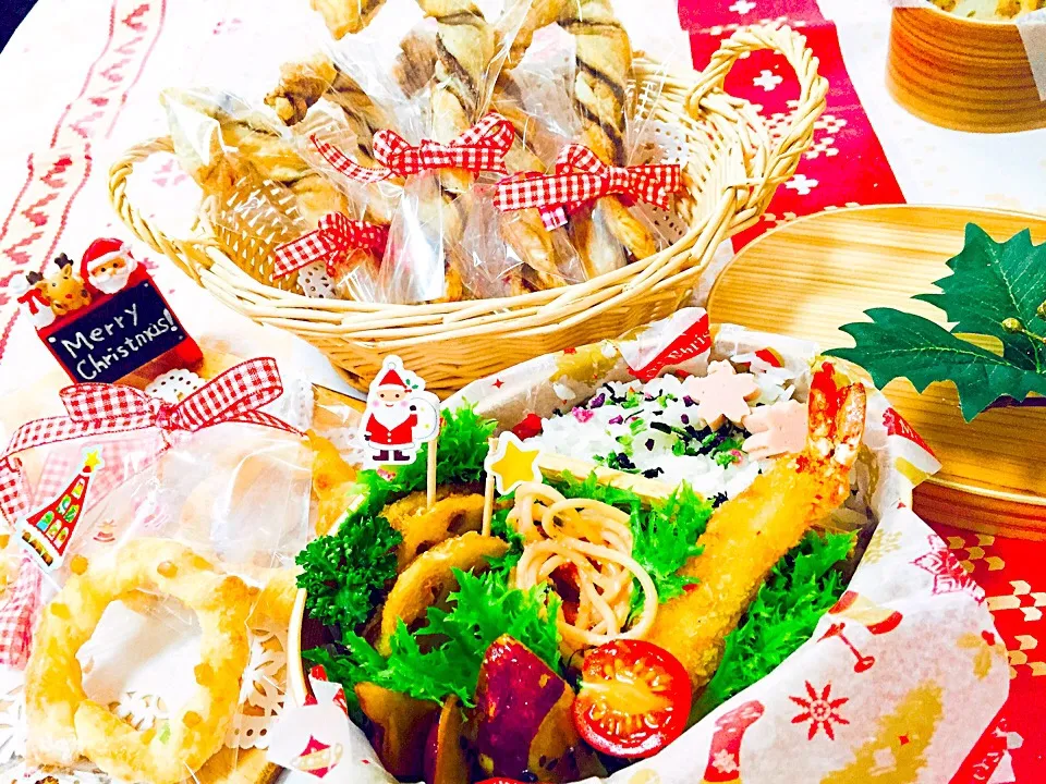 Snapdishの料理写真:高校生娘のお弁当

エビフライ

蓮根のはさみ揚げ

大学芋

パスタ

クリスマス冷凍パイで、ステッキなど|ななさん