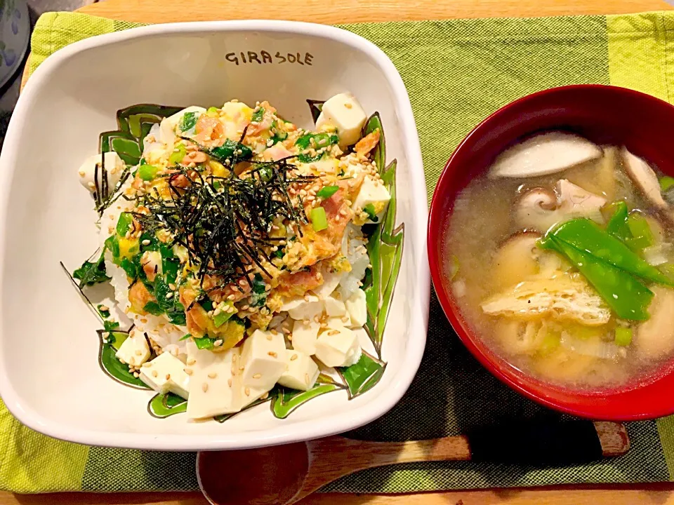 カサ増し豆腐丼。卵ツナ青ネギと。少しのごはんでバクバクいけます|バナナ子さん