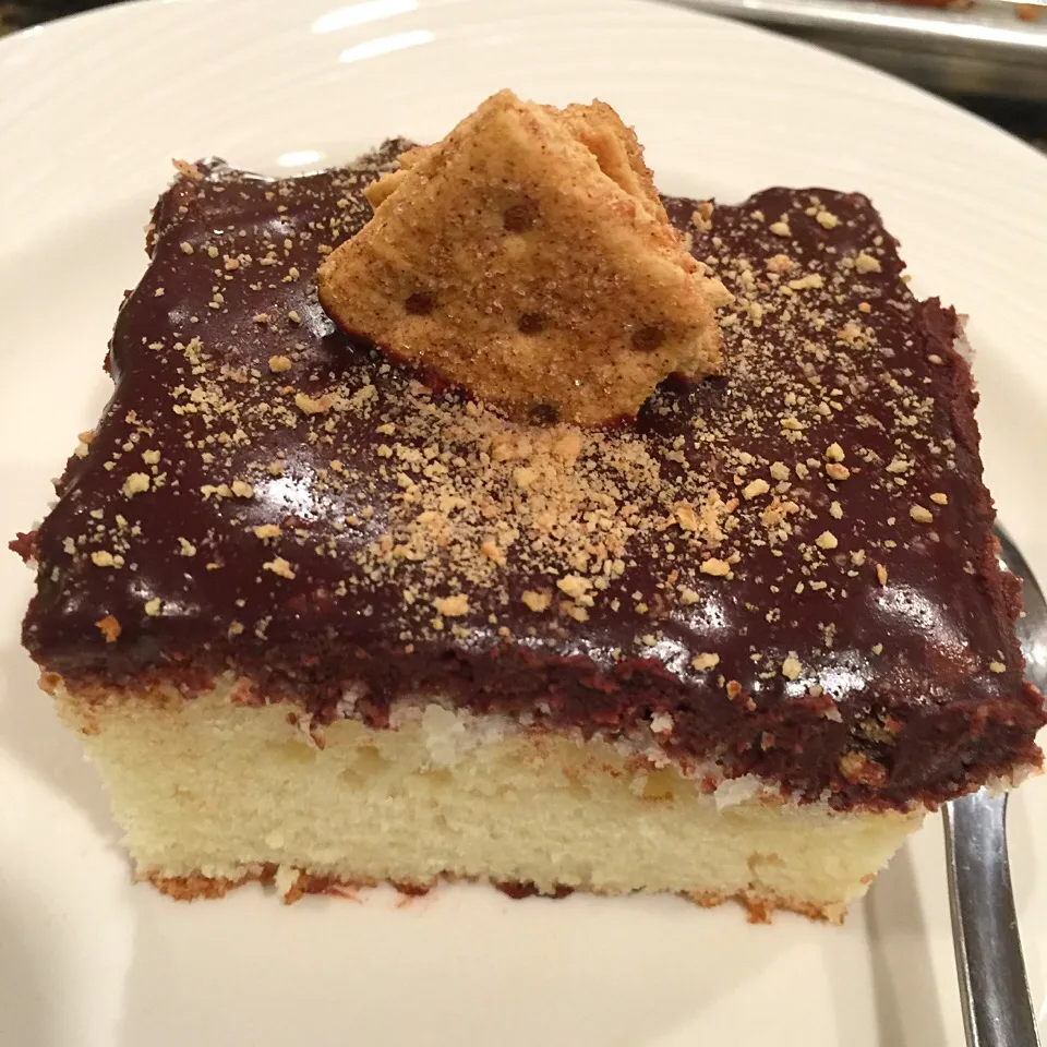 Golden vanilla cake with chocolate ganache top with crushed cinnamon graham crackers. Delish!|Alma's Home Kitchenさん