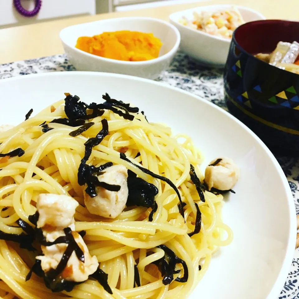 とある日の夜ご飯！
かぼちゃの煮物、ごぼうサラダ、豚汁、塩昆布と梅の和風パスタ|みきさん