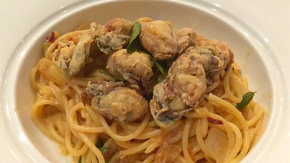 Crispy Oysters in Spicy Salted Egg Yolk Pasta|Carin Tayさん