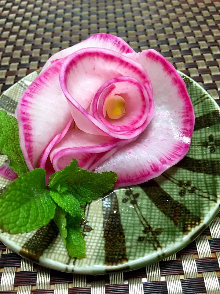 Snapdishの料理写真:いちま〜い♪にま〜い♪重ね巻きで 🌹薔薇🌺椿⁉️の酢の物|keikoさん