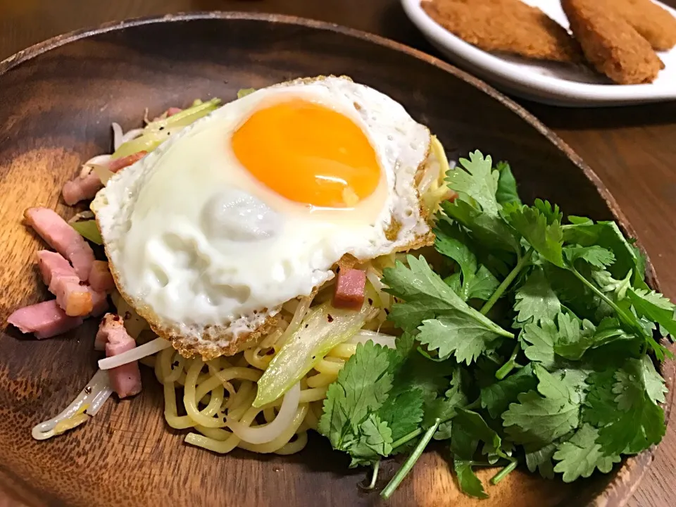 塩焼きそばパクチー添え|ちっきーさん