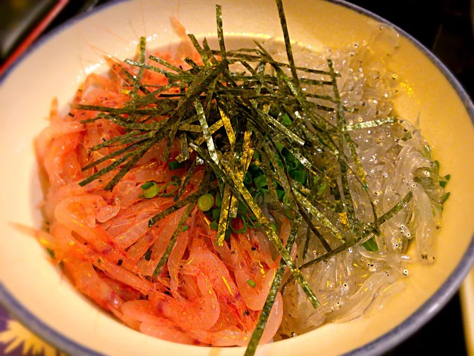 Snapdishの料理写真:桜海老としらすの２色丼|もうちゃんさん