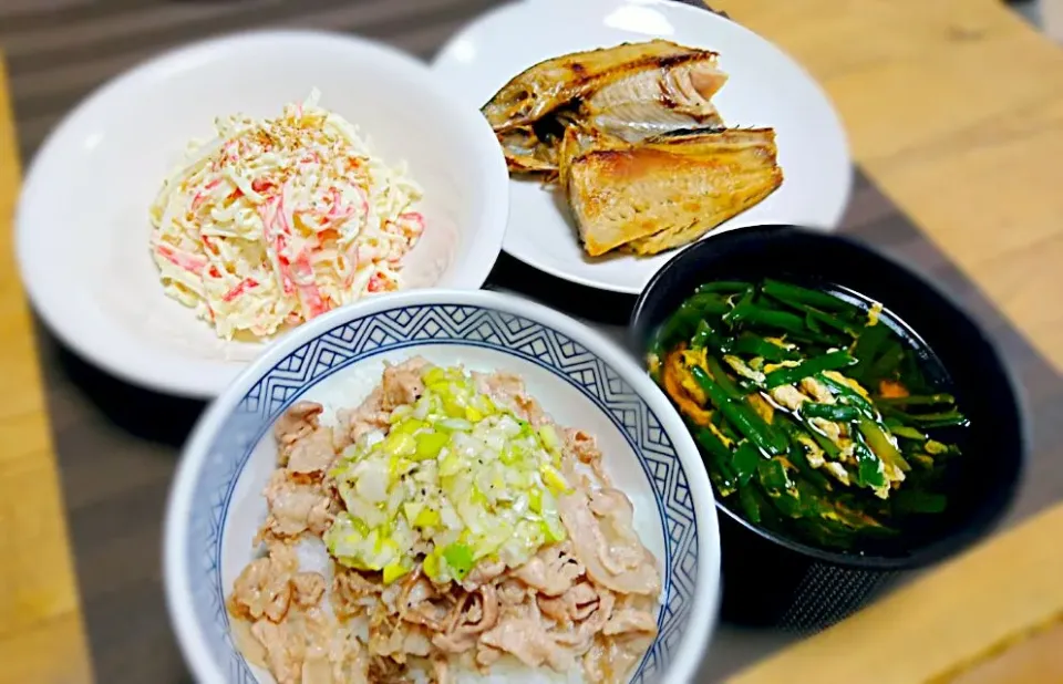 昨日の夕飯🌃🍴あるもので作りました。
ホッケ焼き&豚しゃぶのねぎ塩タレ丼&大根とカニかまサラダ&ニラ玉汁。|ぎるママさん