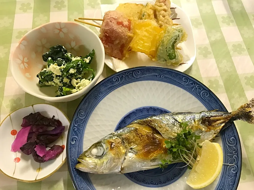 鯵の塩焼き、ほうれん草の白和え、串天ぷら|もちもちさん