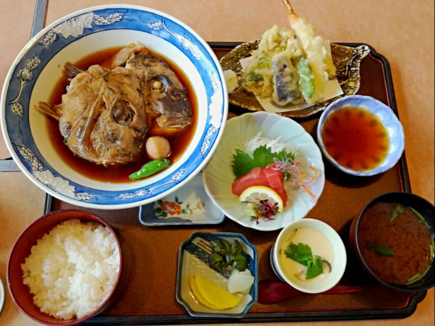 大和八木　花惣さんの日替わりランチ

今日は鯛のあら煮。
大きい頭が２個も!!!|korinoさん