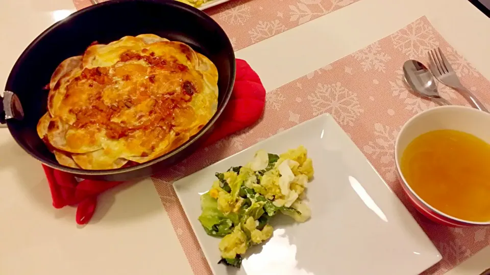 今日の夕食　餃子の皮使用のラザニア、ロメインレタスのポテトサラダ、コンソメスープ|pinknari🐰🌈さん