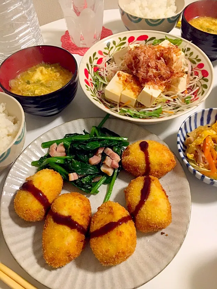 カニクリームコロッケ・ベーコンとほうれん草炒め・春雨サラダ・豆腐サラダ・ネギと卵のお味噌汁|ちいこさん