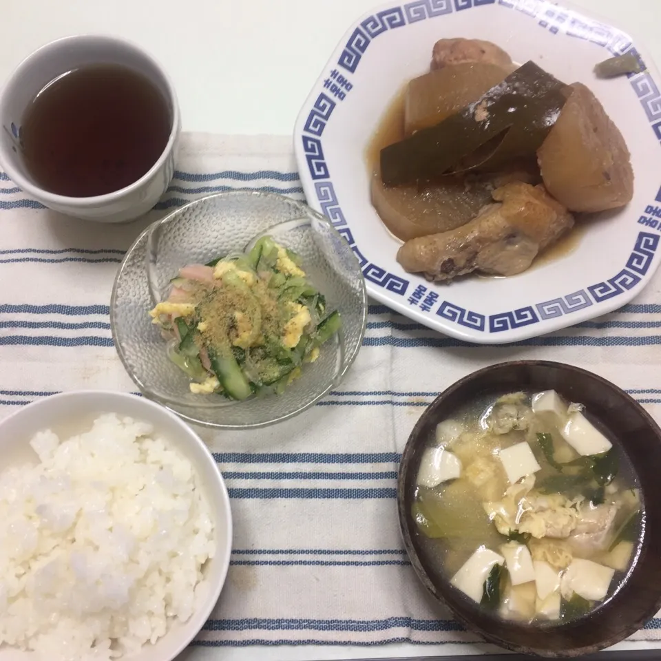 Snapdishの料理写真:・手羽先と大根の甘露煮
・シソ入りきゅうりと春雨の酢の物
・お吸い物|とうふさん