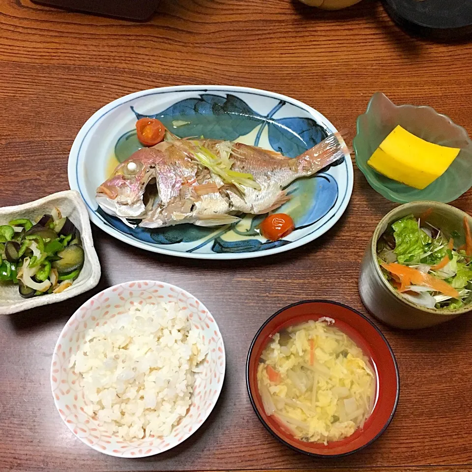 ごはん、蟹入かきたま汁、小鯛の四川風蒸し煮、なすとピーマンのつゆ和え、野菜サラダ、バナナ🍳|めいこさん