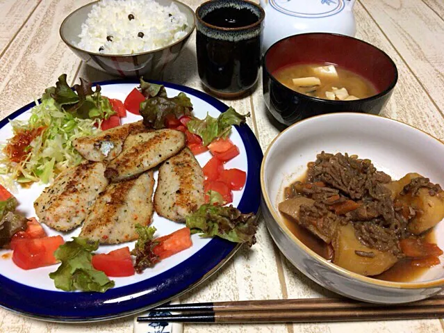 今日の男飯(＞人＜;)夜ごはんバージョン♬
アジのムニエルwithサラダand肉じゃがand自然薯と玉ねぎと豆腐の味噌汁andむかごごはん♬|ひーちゃんさん