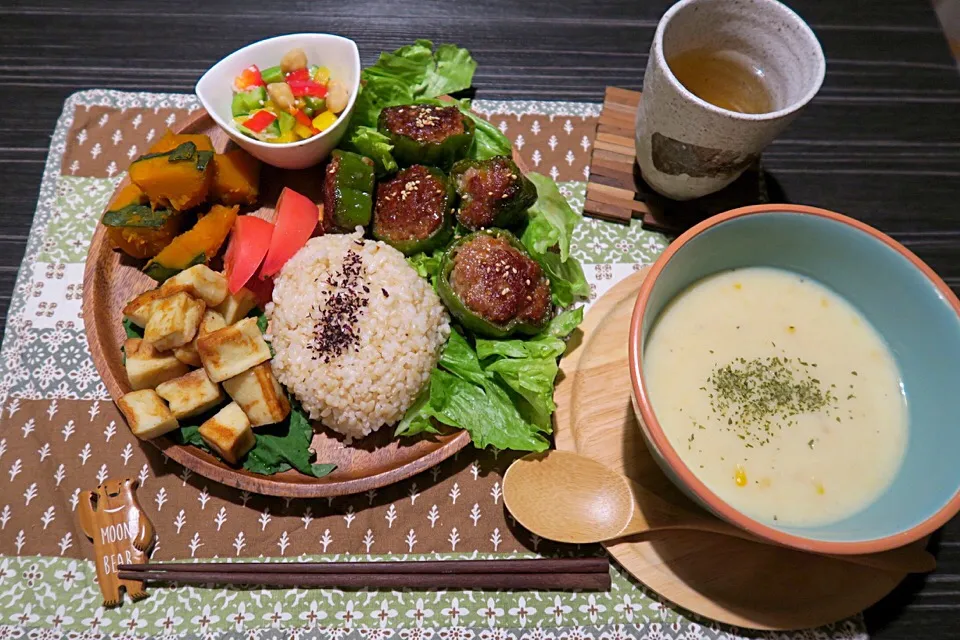 今夜のおうちごはん。玄米、カリカリ高野豆腐、南瓜煮、ひよこ豆とカラフル野菜塩麹漬け、カラダポカポカ豆乳コーンスープです|かれんさん