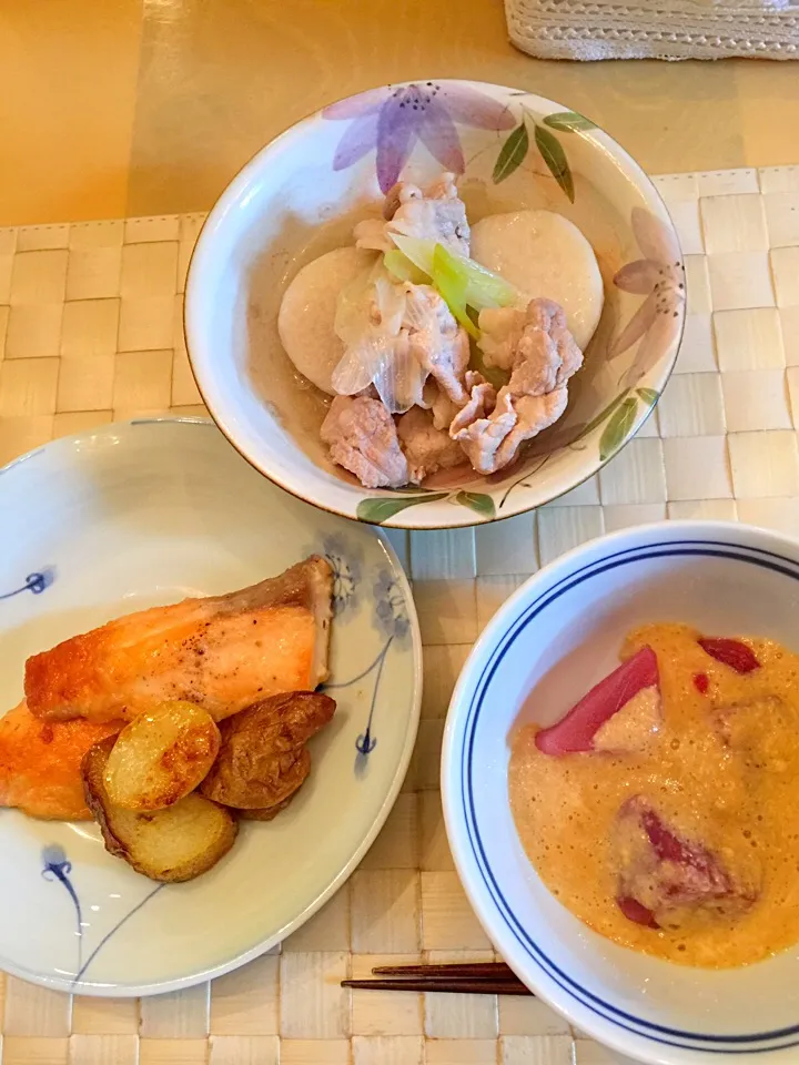 今日の夕ご飯。鮭のムニエル。マグロの山芋かけ。里芋と豚肉の煮物。まだ高価な青ものがな〜い(^^;;|小林 ゆりかさん