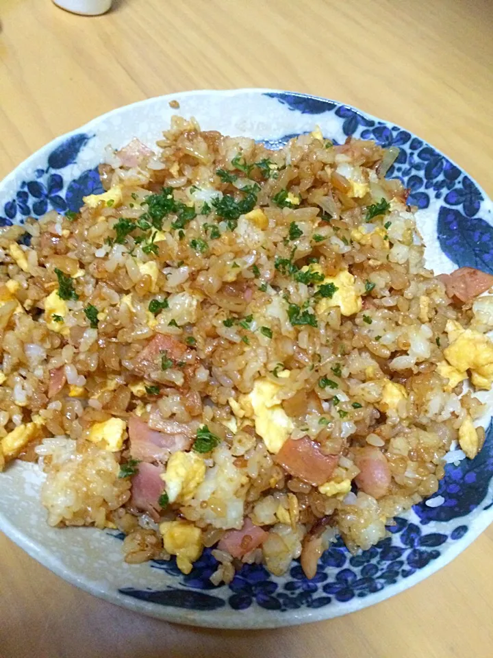 ベーコンと卵のバター醤油焼きめし|黒蜜きなこさん