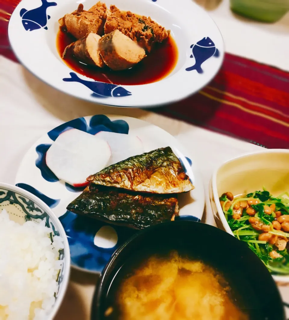 Snapdishの料理写真:和食🐟真子の煮付、鯖の塩焼き、豆苗と納豆の和え物、薩摩芋と椎茸とネギのお味噌汁|みさん