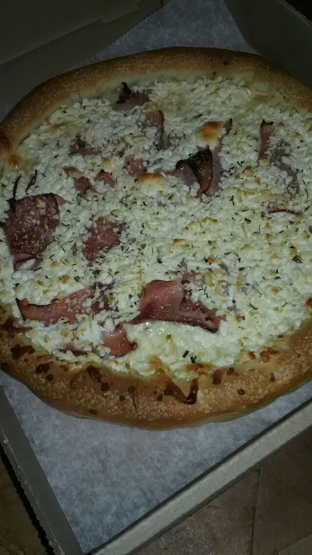 pizza with feta and ham.|Polly Gelfusoさん