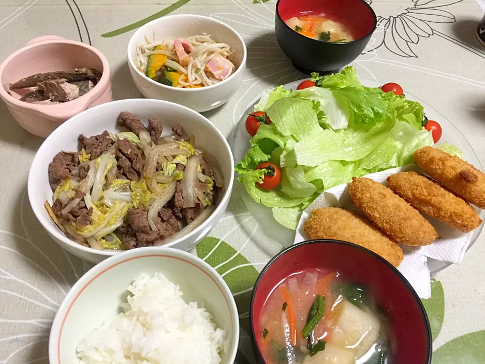 Snapdishの料理写真:姉飯
コロッケとか牛肉と白菜のあっさり炒めとか|tabyさん