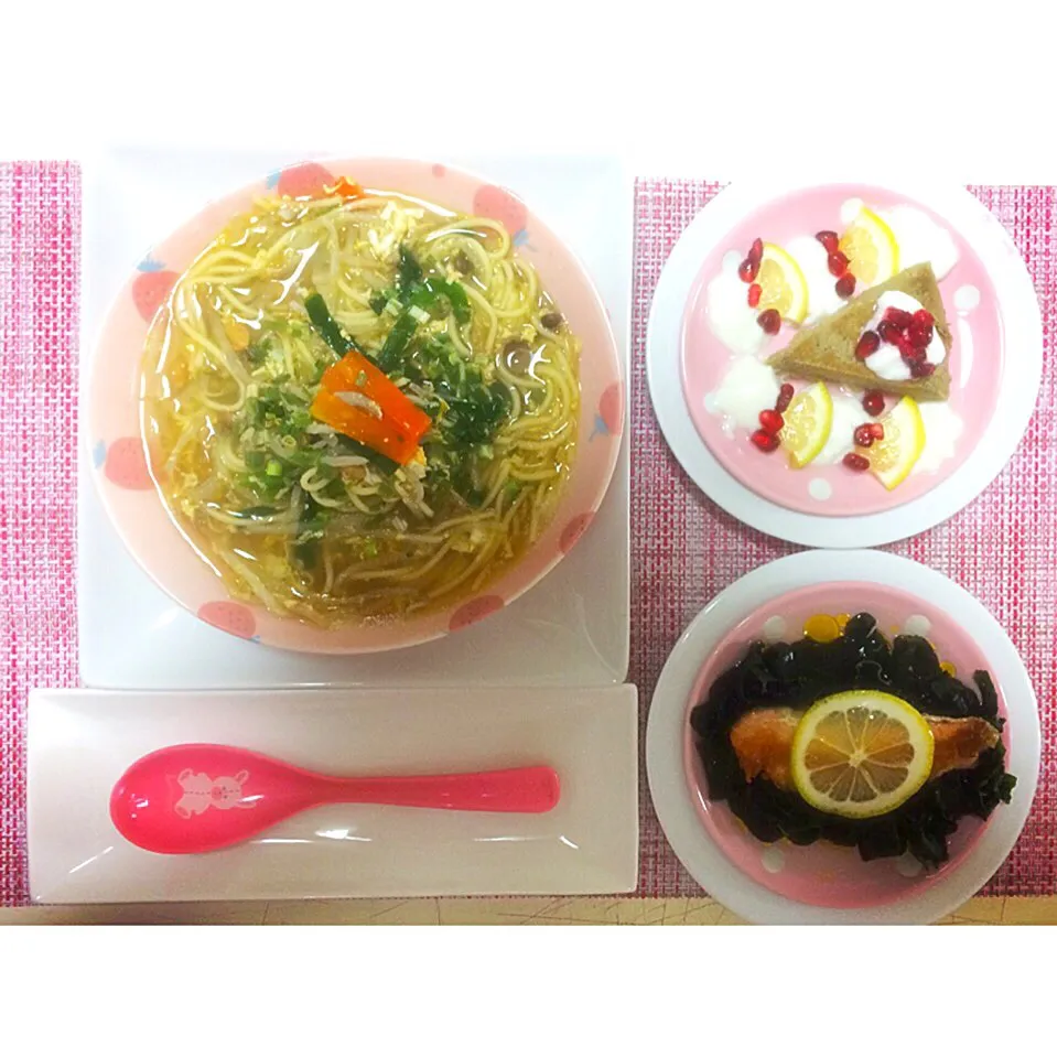 #野菜かき玉ラーメン #鮭のレモン添え #手作りレモンソース #レモンザクロケーキ #豆乳青汁ケーキ|おふみさん