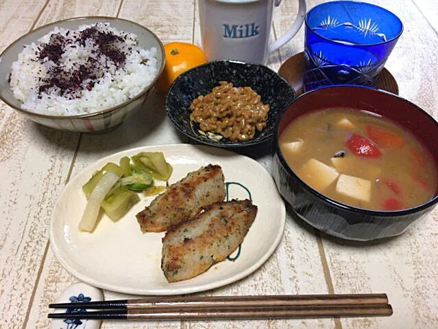 今日の男飯(＞人＜;)朝ごはんバージョン♬
アジのムニエルwithピクルスand納豆and豆腐と玉ねぎと自然薯とトマトの味噌汁andむかごしそごはん♬|ひーちゃんさん