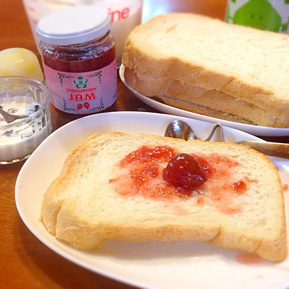 ホームベーカリーで焼きたてパン☆
高校生の手作りジャムをつけて|ハピ＊アドさん