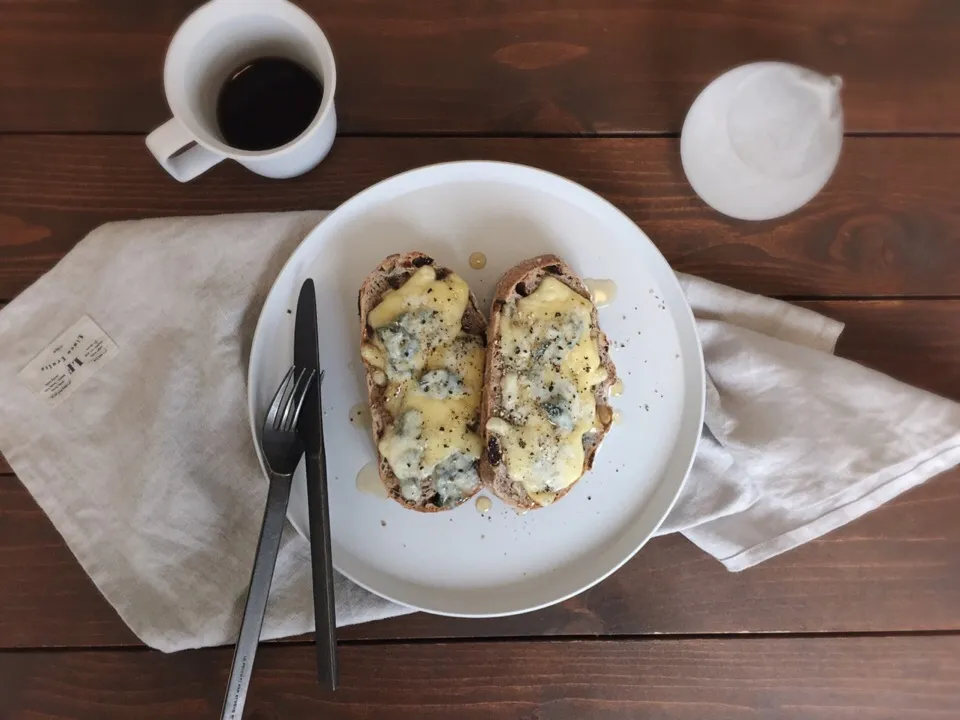 レーズンとクルミのカンパーニュ、ゴルゴンゾーラ&蜂蜜のオープンサンド🧀🍯☕️|welcomeizumiさん