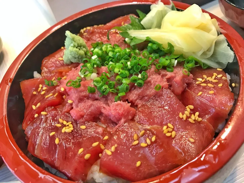 まぐろづけとねぎとろの丼。|たけうちさん