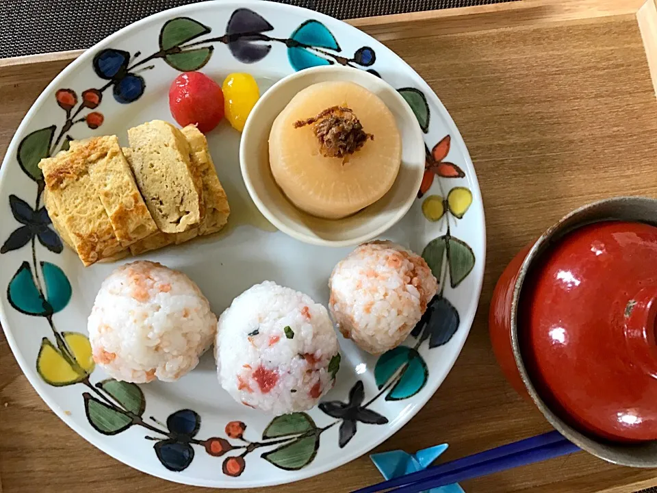 しっかり和ブランチ

☆鮭と梅のオニギリ
☆出し巻き卵
☆大根の出汁たっぷり煮
☆トマトピクルス
☆玉ねぎのお味噌汁|☆アスカ☆さん