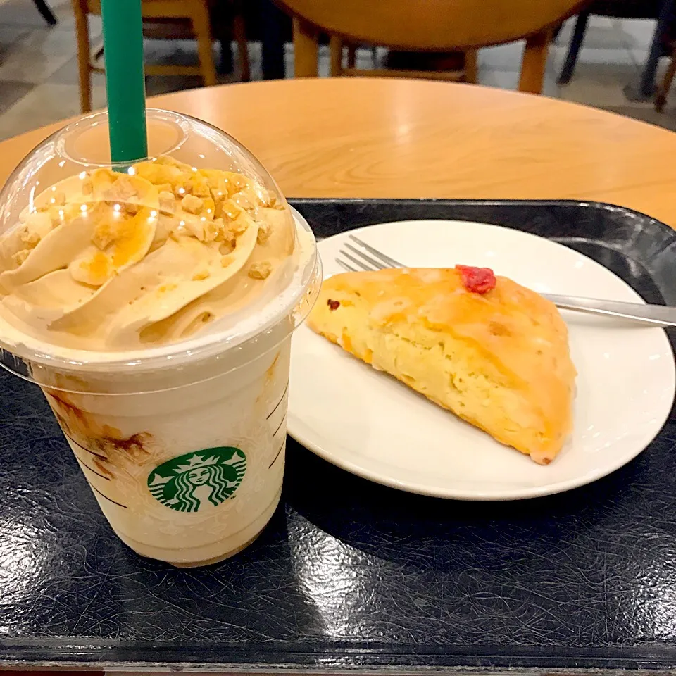 スノーピンカンナッツフラペチーノ&オレンジクランベリースコーン|おかーＰさん