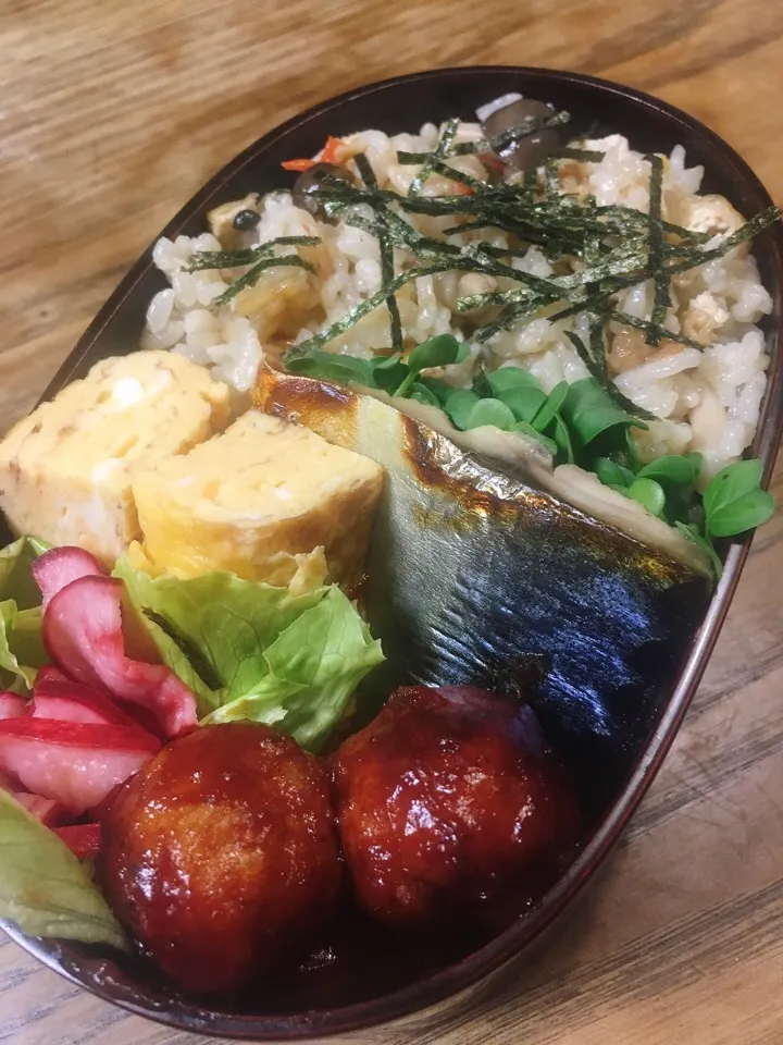 今日のお弁当
・鶏めし
・鯖の西京漬
・だし巻き卵
・鶏肉団子のケチャップ和え
・赤かぶの甘酢漬け|akiさん