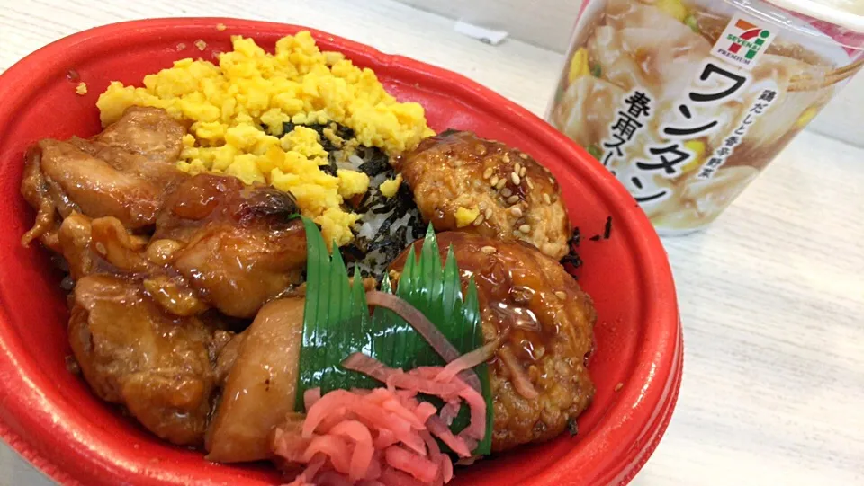 炭火焼き鳥となんきつ入りつくねのっけ丼とワンタン春雨スープを頂きました。|momongatomoさん