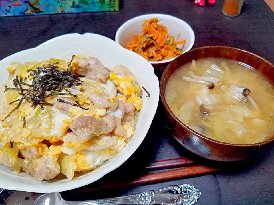 大盛り親子丼♥鱈のお味噌汁♥にんじんしりしり|みーさん