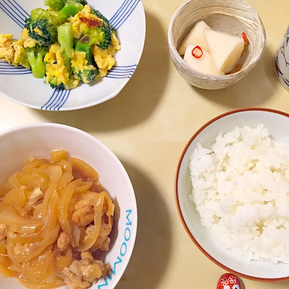 仕事後ババッと作る簡単晩ご飯。手羽元の玉ねぎサワー煮、ブロッコリーと卵の中華炒め、大根の辛み漬け|めしさん