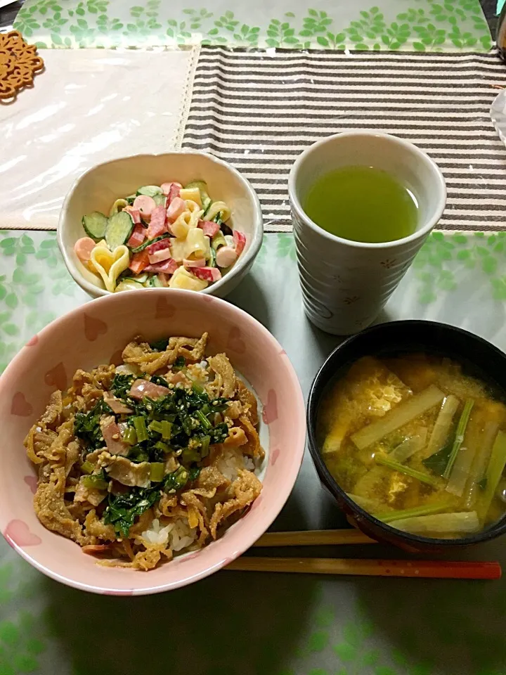 Snapdishの料理写真:鶏胸肉切り落としの甘辛煮と大根の葉とベーコンのふりかけの丼(*^｡^*)
♡マカロニサラダと 大根、小松菜、油揚げのお味噌汁|ライムさん