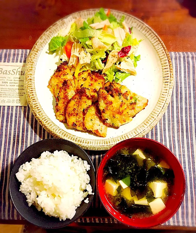 Snapdishの料理写真:夜ご飯
鯵の香草パン粉焼き
ハーブチキンサラダ
お豆腐とワカメのお味噌汁
ご飯|nachiさん