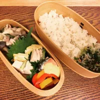 Snapdishの料理写真:今日のお弁当。豚肉ときのこと青梗菜のピリ辛和え、鶏ハム、サーモンマリネ、パプリカのポン酢和え、大根葉のふりかけ。|Junさん