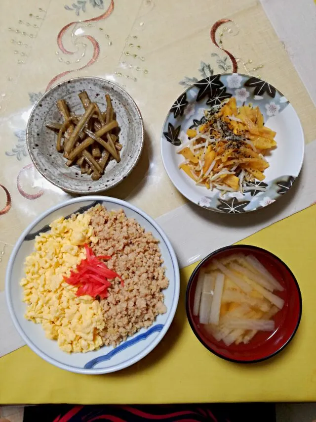 Snapdishの料理写真:晩ごはん
  - 鶏そぼろごはん
  - きんぴらごぼう
  - 柿ともやしのポン酢炒め
  - 大根と人参のお味噌汁|korinoさん