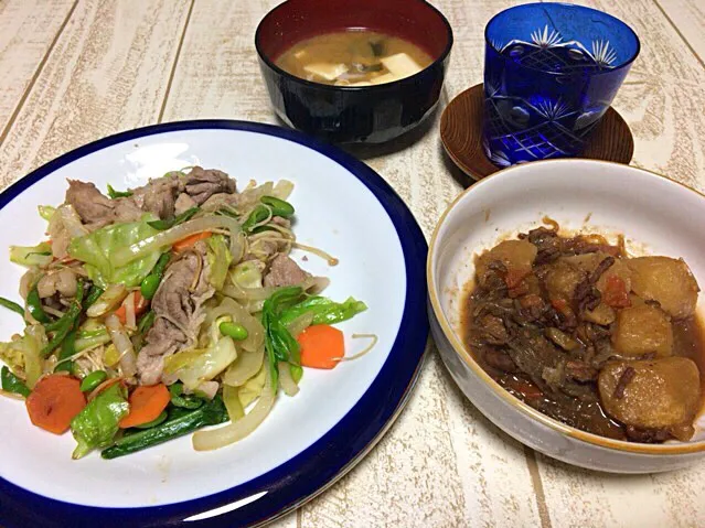 Snapdishの料理写真:今日の男飯(＞人＜;)
渋谷から帰ってきて、テニスの後の晩御飯バージョンの
野菜炒めandにくじゃがand豆腐と玉ねぎとワカメの味噌汁♬|ひーちゃんさん