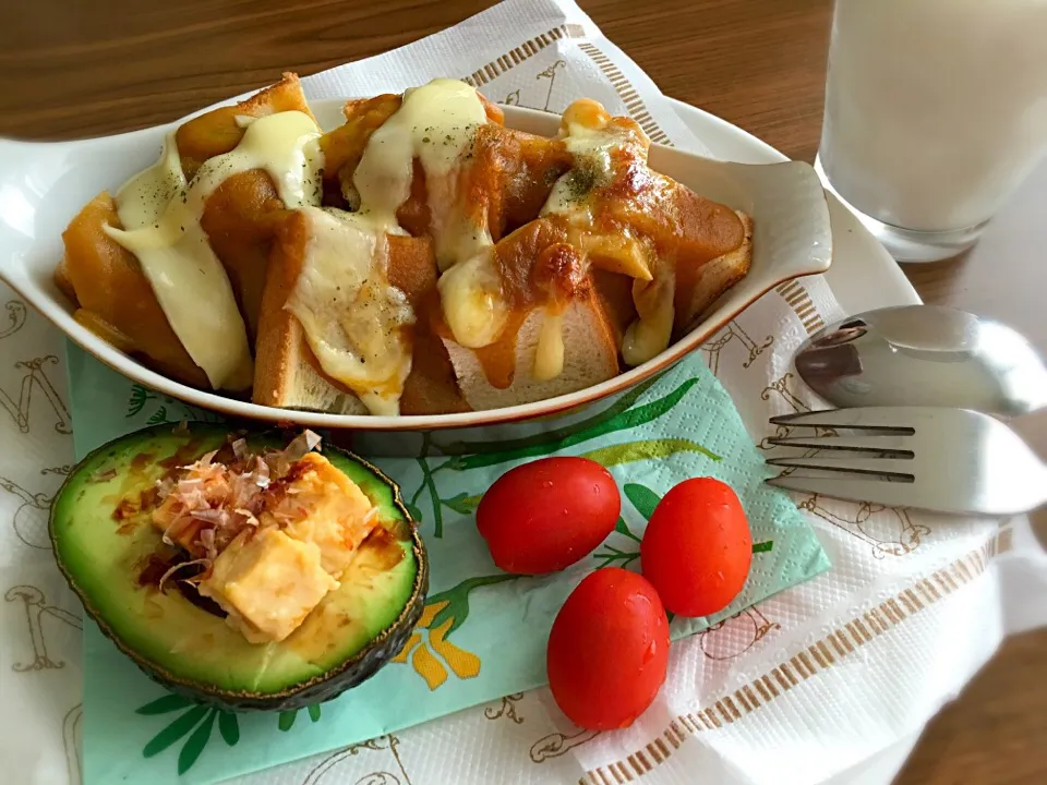 昨日の残りのカレーとパンでグラタン風！アボカドに塩麹チーズのオリーブオイル漬けを乗せてオーブンへ⁽* ¨̮ *⁾|＊k＊さん