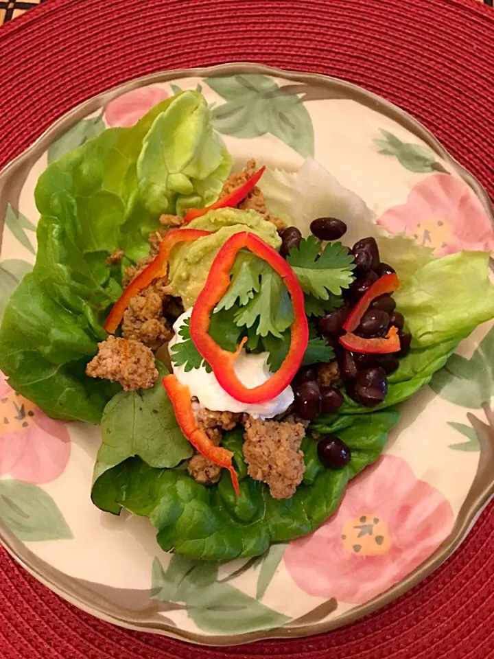 Boston Lettuce turkey tacos 🌮 with black beans, guacamole, greek yogurt, cilantro🌿 & red peppers🌶|🌺IAnneさん