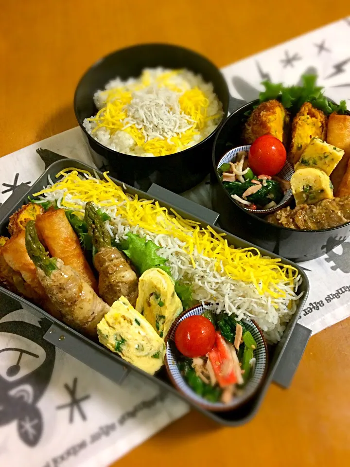 息子君、わたくし弁当🎶
かぼちゃコロッケ
エビスティック春巻き(揚げるだけ)
アスパラ肉巻き
ネギ入玉子焼き
小松菜のシーチキン和え
しらすごはん|BooBooさん