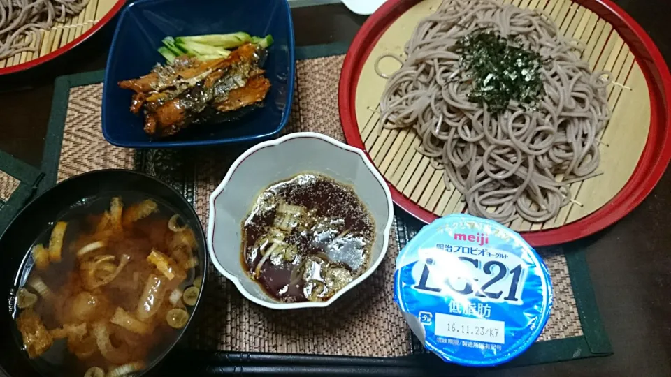 そば＆秋刀魚の蒲焼き＆ワカメの味噌汁|まぐろさん