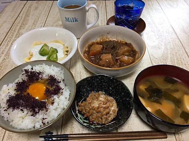 今日の男飯(＞人＜;)朝ごはんバージョン♬納豆and肉じゃがand豆腐と玉ねぎとワカメの味噌汁しそ卵かけごはんandバナナヨーグルト♬|ひーちゃんさん