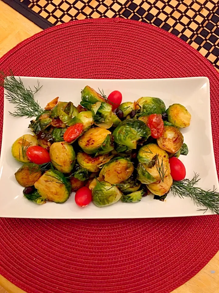 Snapdishの料理写真:Pan~roasted brussels sprouts, grape tomatoes, & dill herbs|🌺IAnneさん