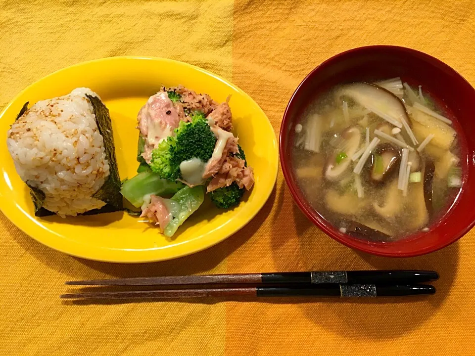 今朝も即席チーズツナブロッコリーとごまおにぎり🍙|バナナ子さん