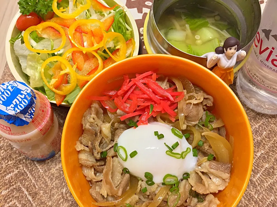 Snapdishの料理写真:温玉牛丼&野菜サラダ&コーン入りきのこと青梗菜のみそ汁のダーリンお弁当♪|桃実さん