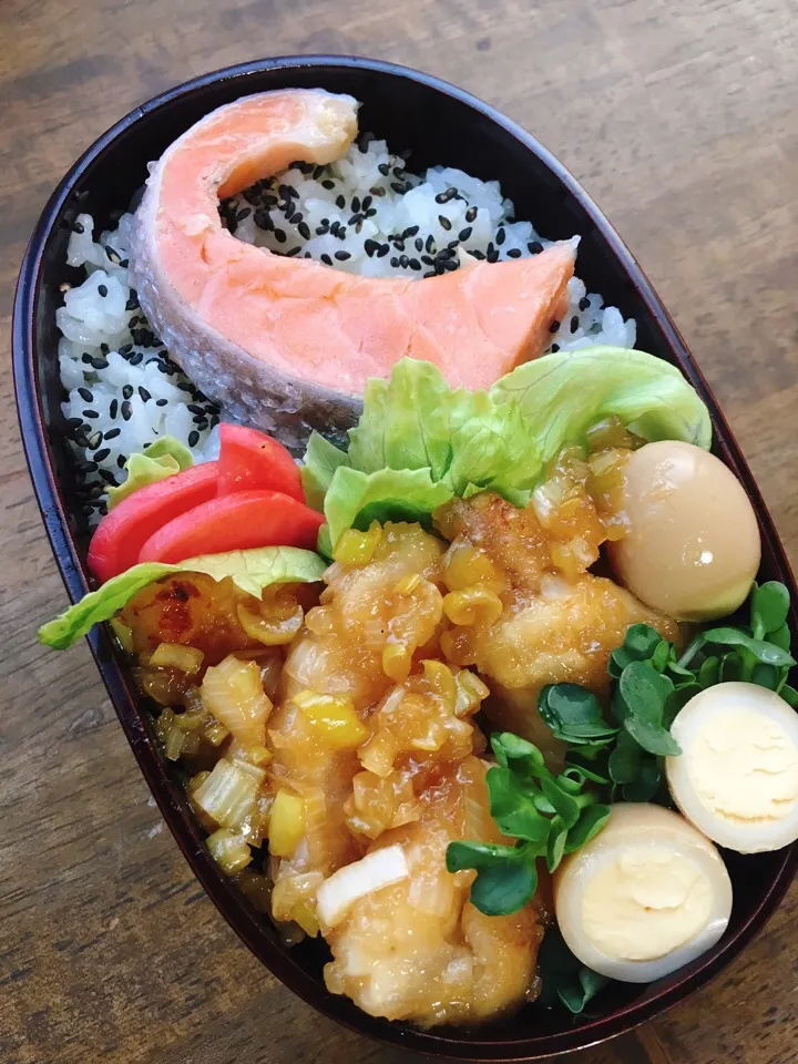 今日のお弁当
・鶏胸肉で油淋鶏
・うずらの味玉
・ゆで鮭
・赤カブの甘酢漬け|akiさん