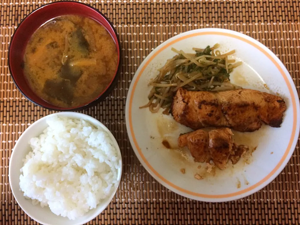 鮭のバター焼き味噌汁ご飯|ばーさんさん