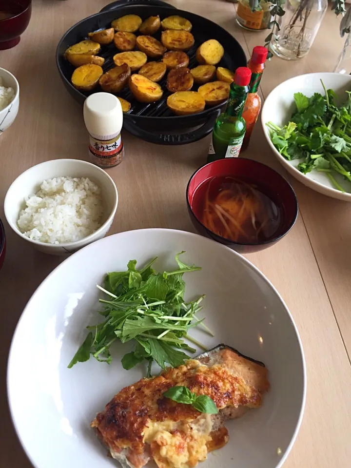 山本真希さんの料理 鮭とじゃが芋のマヨチーズ焼き|SnapdishJPさん